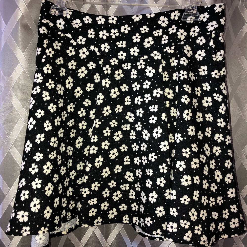 Medium skirt zipper back with pockets  size medium